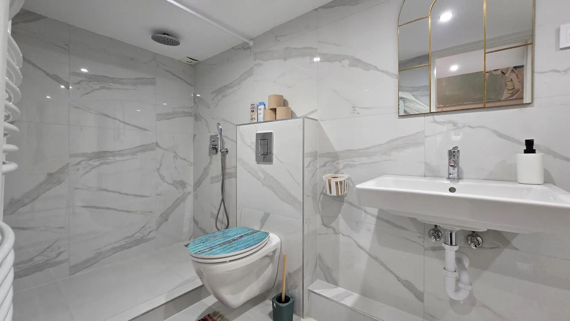 Apartment Charming Suite & The Hidden Gem On Akacfa Str Budapest
